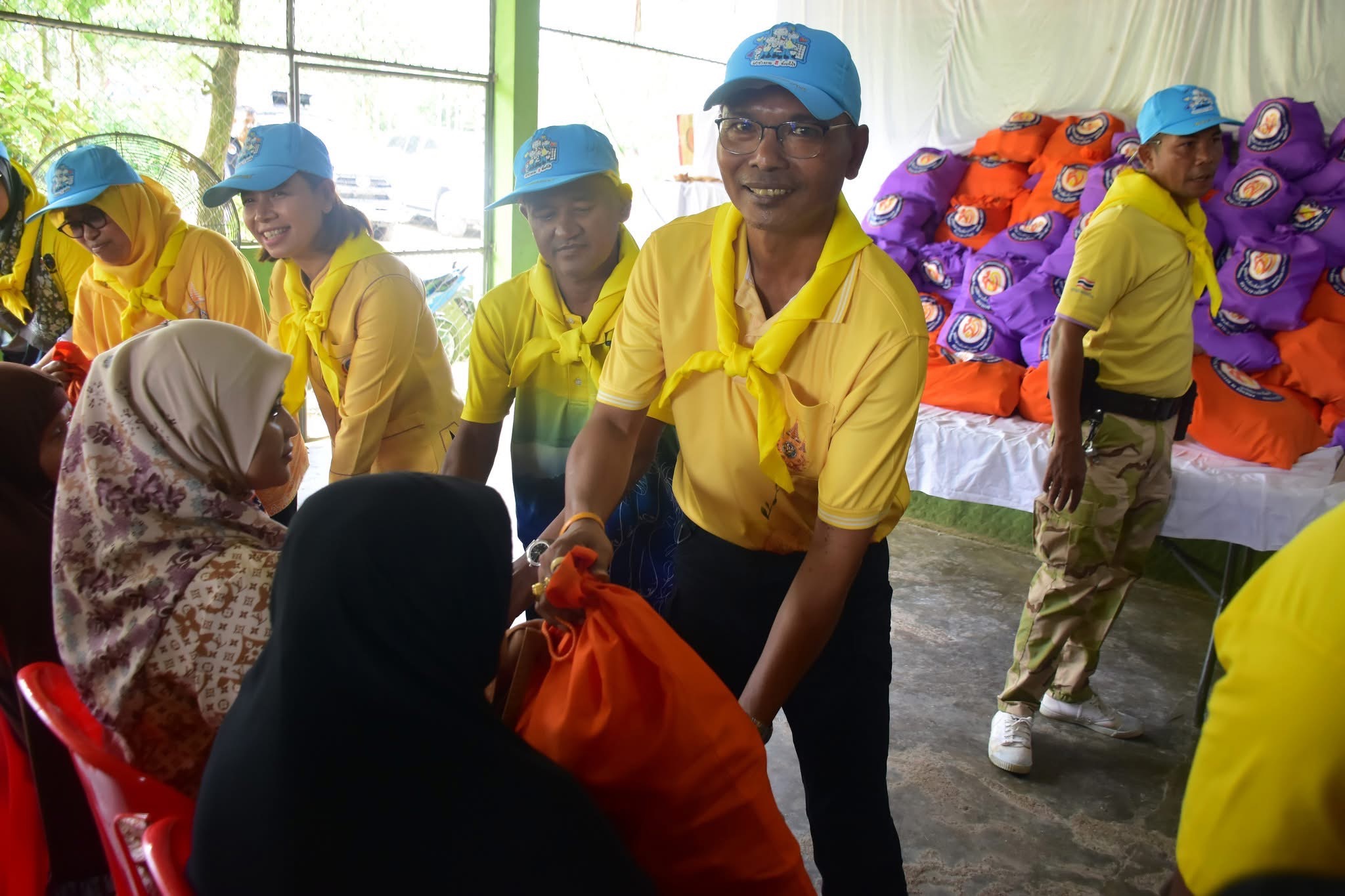 สำนักงานพัฒนาชุมชนอำเภอแว้งลงพื้นที่มอบถุงยังชีพพระราชทาน มูลนิธิอาสาเพื่อนพึ่ง(ภาฯ)​ยามยาก สภากาชาดไทย
