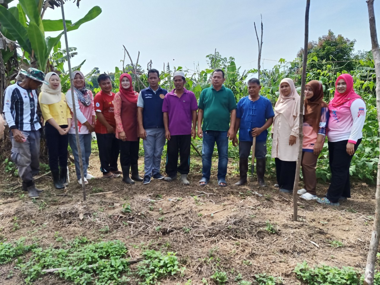 สำนักงานพัฒนาชุมชนอำเภอแว้ง จัดกิจกรรมขยายผลการน้อมหลักปรัชญาของเศรษฐกิจพอเพียงสู่ครัวเรือนโดยรอบศูนย์เรียนรู้ โคก หนอง นาฯ